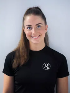 Ung PT kvinne som smiler i svart t-skjorte