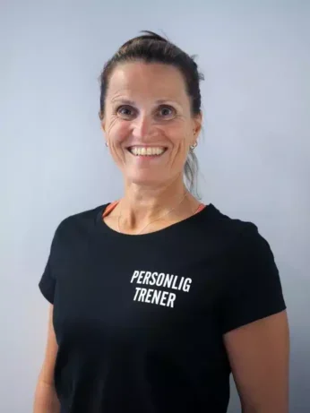 Personlig trener dame med svart t-skjorte